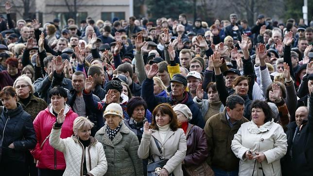Simpatizantes prorrusos se concentran este lunes junto al Ayuntamiento de Slaviansk