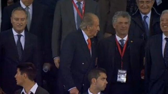 La marea blanca aplaca los silbidos independentistas en la final de la Copa del Rey