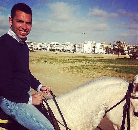 Alberto Isla se convierte en un hombre de provecho y ya trabaja en un bar