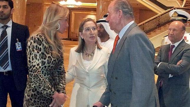 El Rey Don Juan Carlos, Ana Pastor y Esther Alcocer Koplowitz en su viaje a Abu Dhabi
