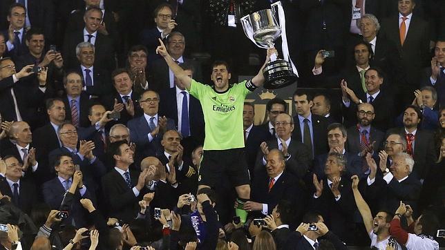 El Rey ayudó a Casillas cuando le entregó la Copa de campeón