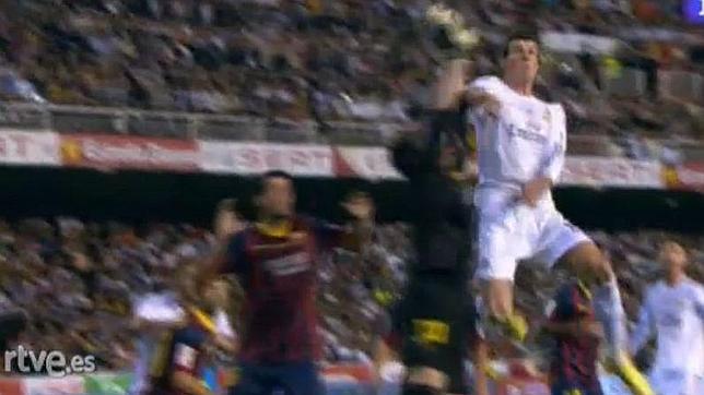 Gol anulado a Gareth Bale en la final de Copa