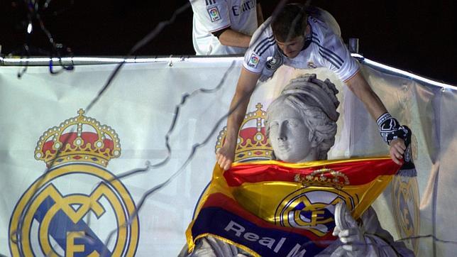 Los jugadores del Real Madrid brindan la Copa a los aficionados y a la Cibeles