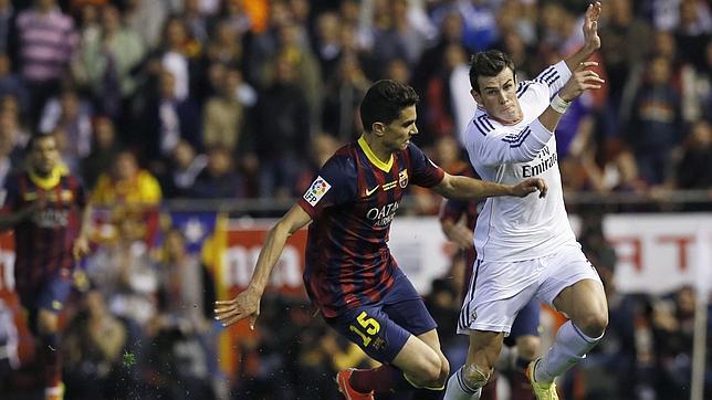Gareth Bale trata de evitar a Bartra en la final de la Copa del Rey