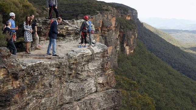 Guillermo de Inglaterra se asoma al precipicio de las Montañas Azules