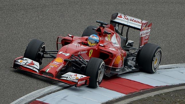 Alonso se cuela entre los Mercedes en los segundos libres