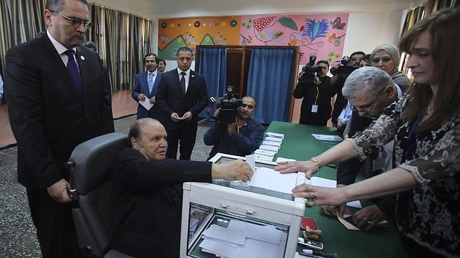 El anciano Buteflika, dispuesto a eternizarse en el poder en Argelia