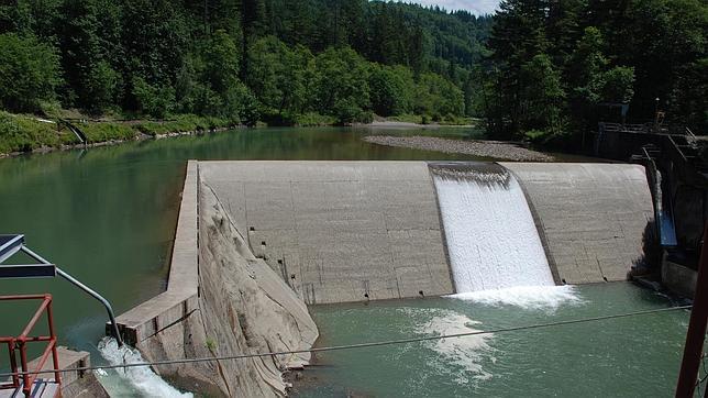 Desechan 148 millones de litros de agua en Oregón tras descubrir a un joven orinando en un embalse