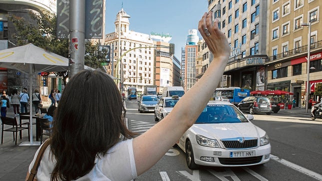 El sector del taxi exige paradas en Serrano, Sol, Gran Vía y Avenida de América