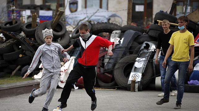 El fútbol y la Semana Santa dan una tregua militar a la ciudad de Donetsk