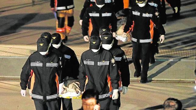 El rescate del buque surcoreano hundido podría durar dos meses