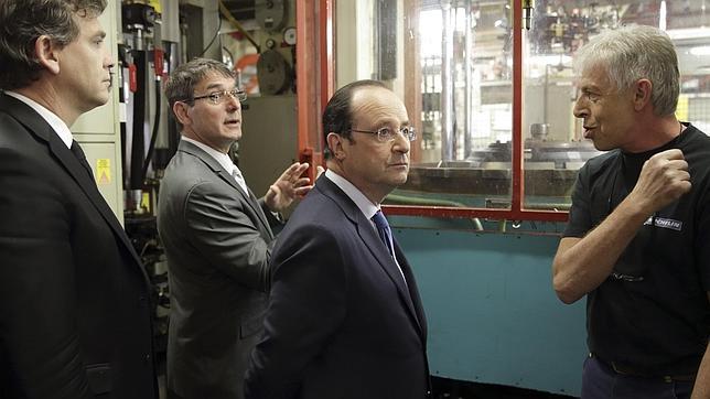 Hollande sobrevive sin apenas respaldo popular y con su futuro hipotecado