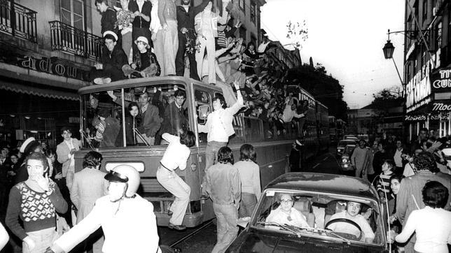 Los militares y el pueblo, juntos contra la dictadura