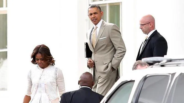 El traje beige de Barack Obama en la misa de Pascua