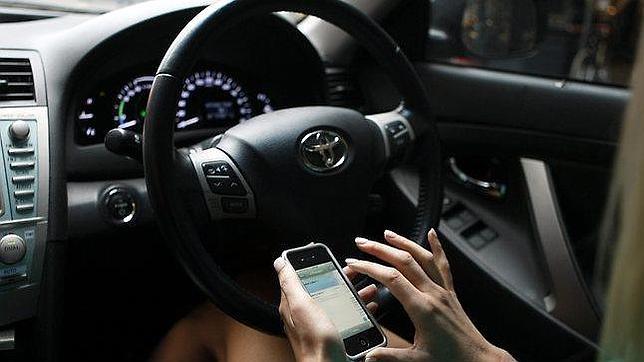Los riesgos de conducir un coche usando WhatsApp