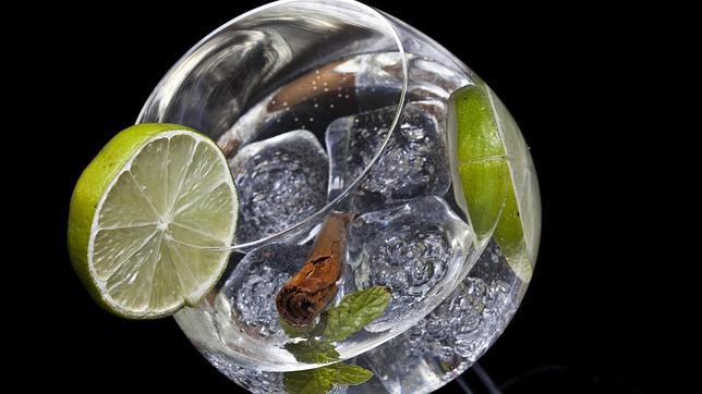 Los españoles «volvemos a la madriguera», pero no perdonamos un gin-tonic