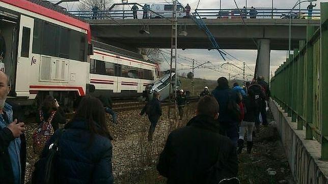 El hombre, de 45 años, resultó ileso a pesar de que el tren se acercó y golpeó su coche en el aire