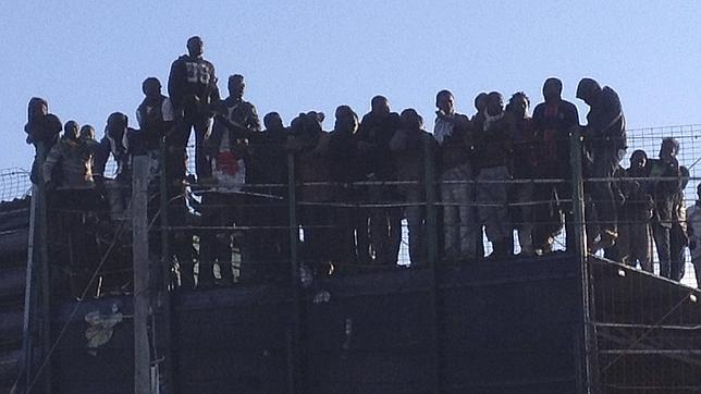 Decenas de inmigrantes protagonizan un nuevo intento de entrada a Melilla