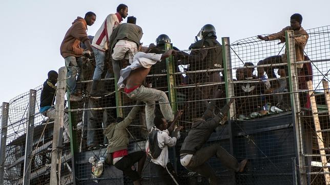 El Gobierno confirma que 21 inmigrantes han entrado en Melilla tras un nuevo asalto