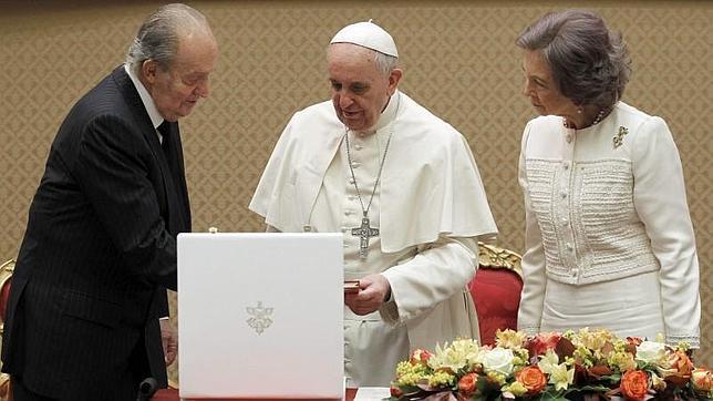 El Papa Francisco recibe durante 53 minutos a los Reyes de España