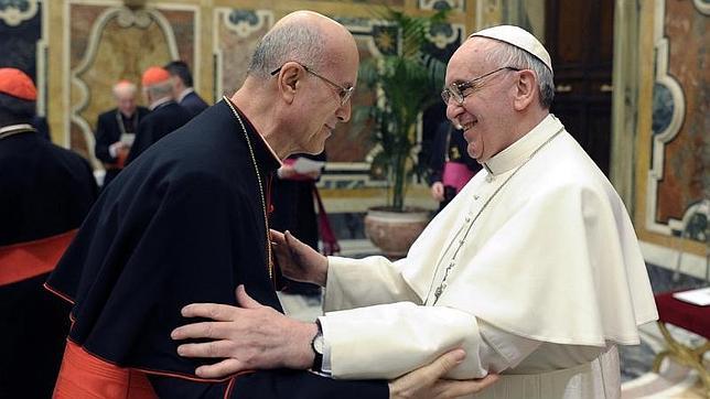 Bertone dice que el Papa Francisco le mostró su solidaridad por el tema del ático