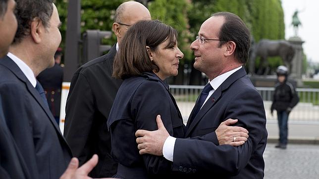 La alcaldesa de París se convierte en ariete contra Manuel Valls