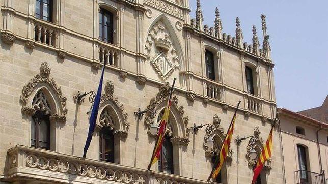 Queman la bandera española del Ayuntamiento de Tarrasa tras la agresión a Navarro