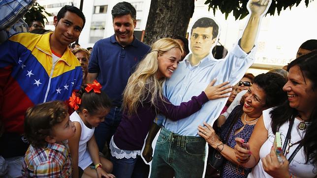 La mujer de Leopoldo López celebra su cumpleaños con una triste imagen de cartón