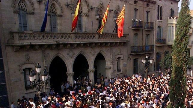 Detenido el hombre que quemó la bandera española del Ayuntamiento de Tarrassa