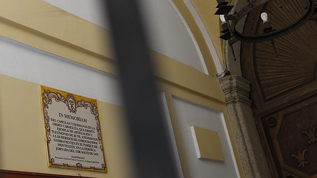 Azulejo en recuerdo de la ayuda prestada por la iglesia de Las Maravillas