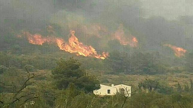 Incendio en el Montgó: desalojan 27 casas y rescatan a cuatro excursionistas