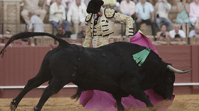 Esaú Fernández, primera oreja de la Feria de Abril de Sevilla