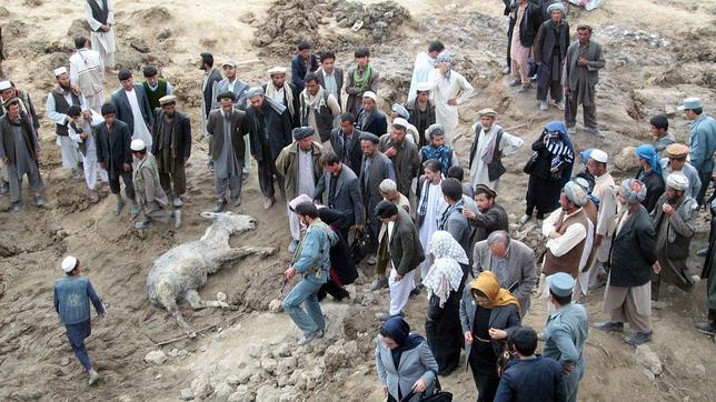 Equipos de rescate sin apenas medios buscan supervivientes en el deslave afgano