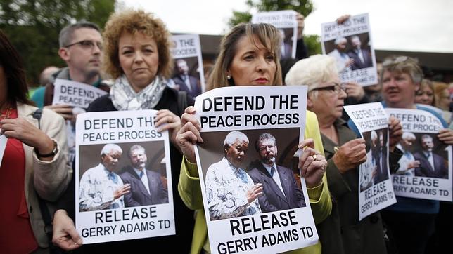 Simpatizantes del Sinn Fein se manifiestan en las calles a favor de la liberación de Gerry Adams
