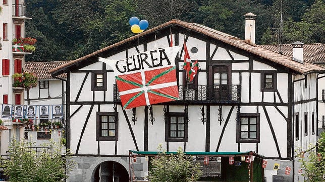 La izquierda proetarra redobla su presión para imponer símbolos «nacionales» vascos