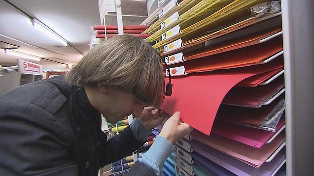 Un chip implantado en la nuca permite a Neil Harbisson identificar los colores por medio del sonido a pesar de que no puede distinguirlos con sus ojos