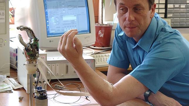 Kevin Warwick se ha implantado varios chips para experimentar de primera mano como reacciona el cerebro