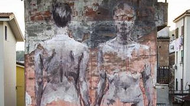 Arte urbano sobre los muros del edificio de Tabacalera