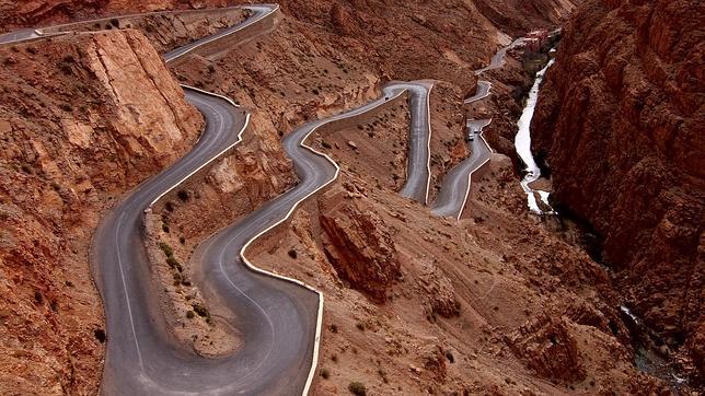 Las curvas de la carretera junto al cauce del Dadès