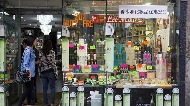 Cartel que reza "Se habla japonés" en una tienda de Madrid