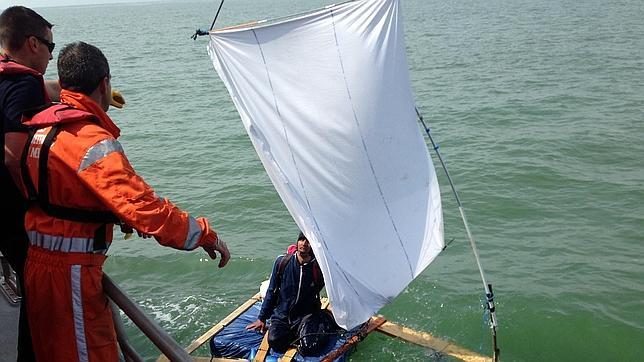 Un afgano intenta cruzar el Canal de la Mancha en una balsa de madera con sábana como vela