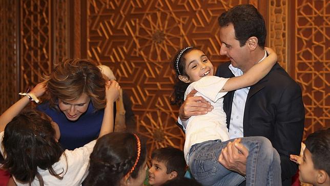 Assad y su esposa reaparecen triunfantes en plena desbandada rebelde de Homs
