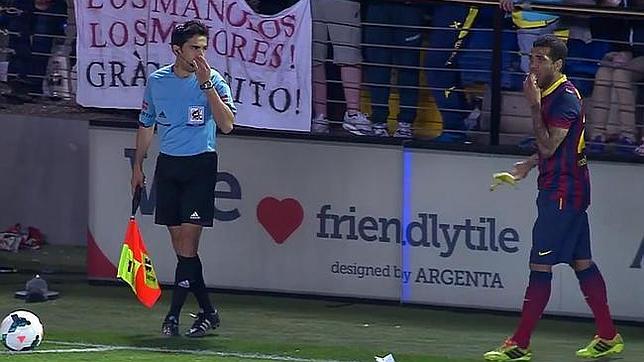 Multa de 12.000 euros al Villarreal por el plátano lanzado a Dani Alves