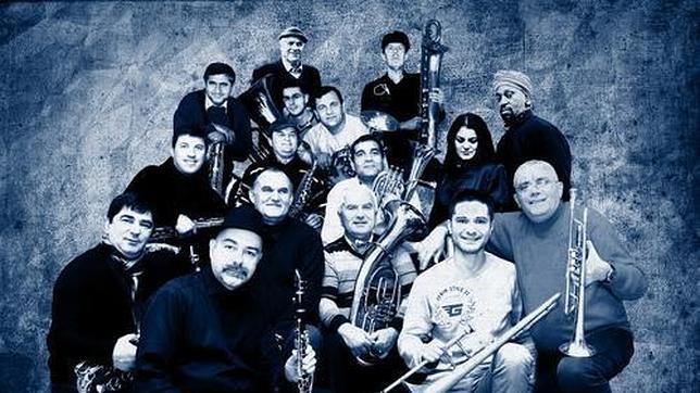 Los componentes de Fanfara Tirana, antiguos miembros de la banda de música del Ejército de Albania