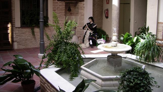 A este patio se le reconoce por su impresionante fuente en medio de la estancia