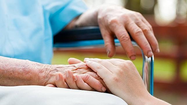 7 de cada 10 cuidadores de Alzheimer, en riesgo de enfermar por sobrecarga