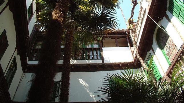 Las palnmeras son el elemnto distintivo de este patio