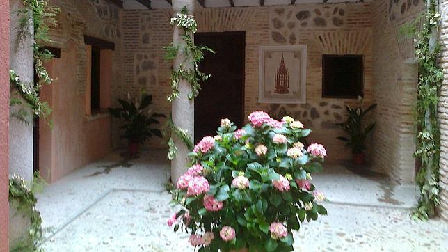 El patio de la calle de la Hermandad, número 6, situado junto a la Catedral, está emplazado en un lugar histórico: lo que en su día fue la sede de la Santa Inquisición