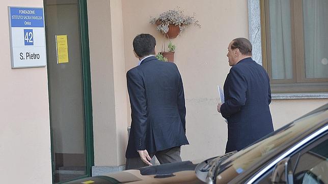 Berlusconi comienza su condena de trabajos sociales en un centro de ancianos y discapacitados