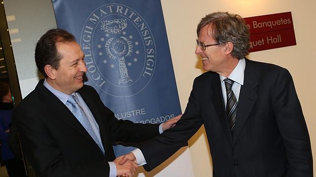 Javier Cremades saluda a Hernandez-Gil en las elecciones al Colegio de Abogados de madrid